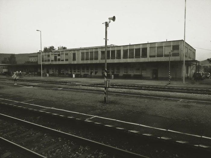 In Rožňava mit seinem überdimensionierten Empfangsgebäude steigen ein paar Werktätige ein.